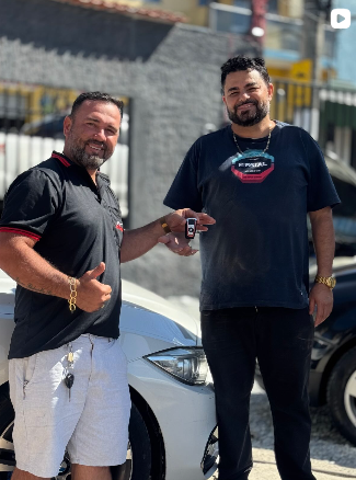 Mais um cliente feliz saindo com seu carro novo! 🚗🔑